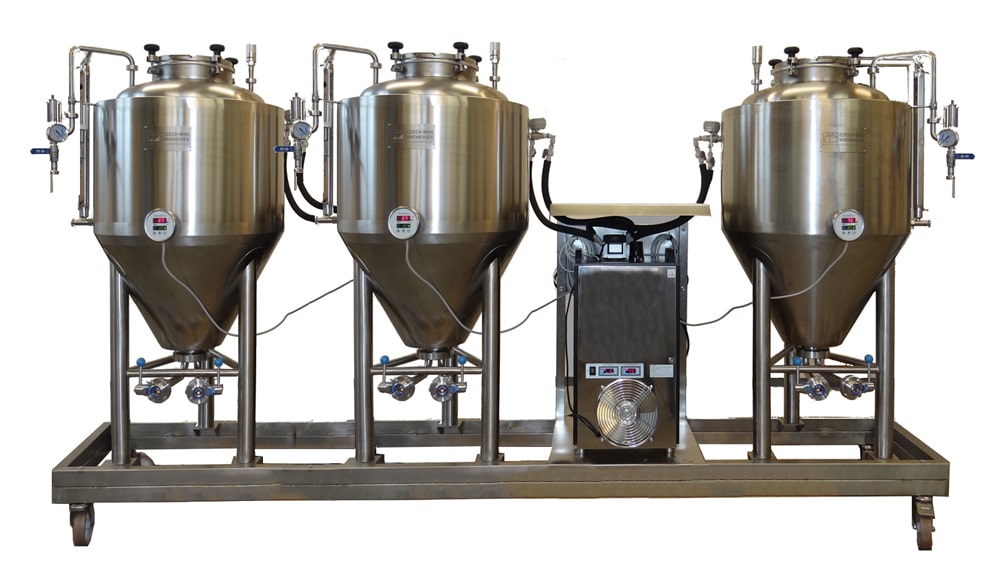 Compact beer fermentation unit with three fermentors